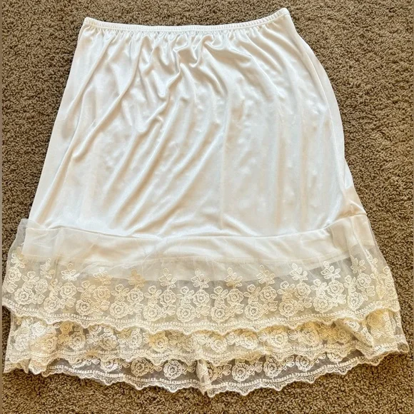 Altar’d State Ladies Off White Half Slip | Size M - Picture 3 of 8